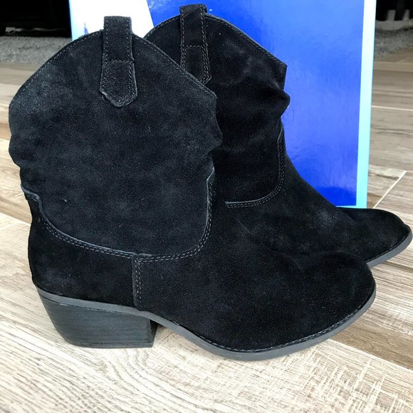 White Mountain Shoes - NWT White Mountain Black Leather Slammin Booties